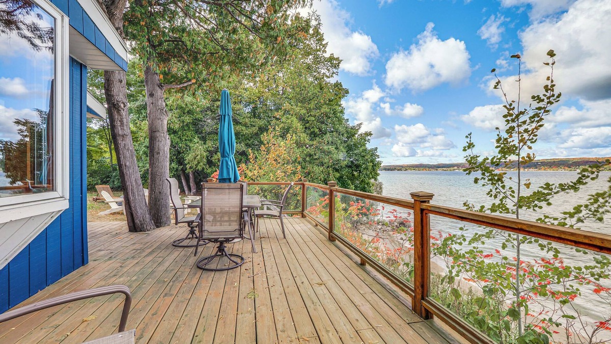 Suttons Bay Cottage | Waterfront Suttons Bay Cottage w/Fire Pit!
