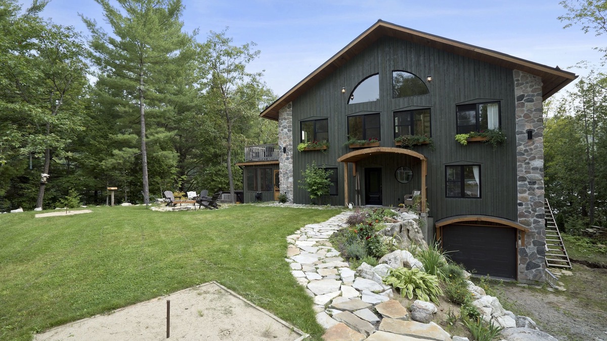 Val-des-Monts Ski Chalet | Waterfront Tennis, Anyone?