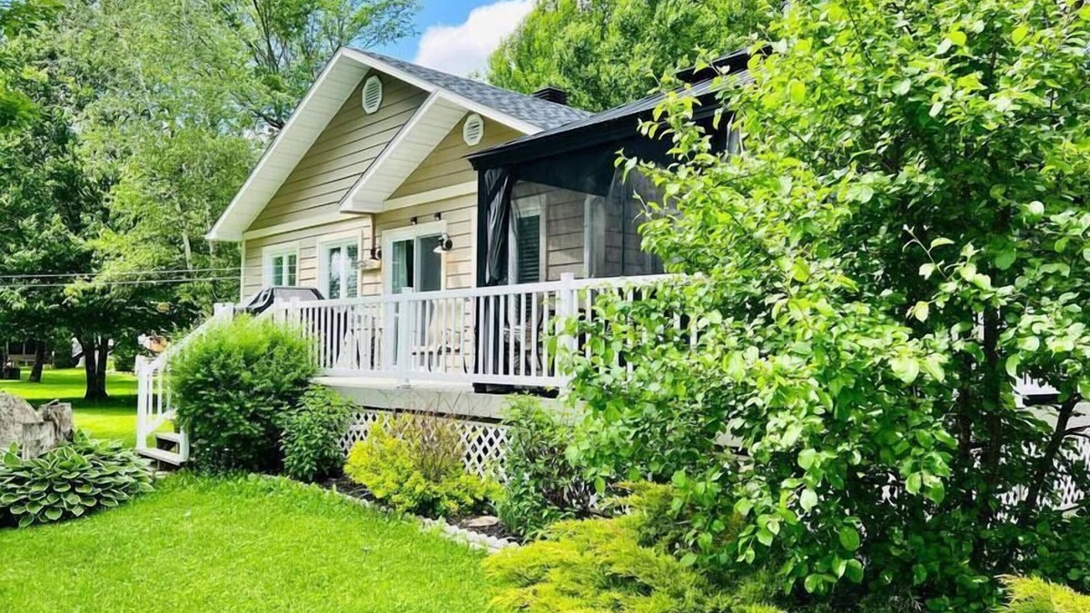 Weedon Ski Chalet | Waterfront- The Happiness Retreat