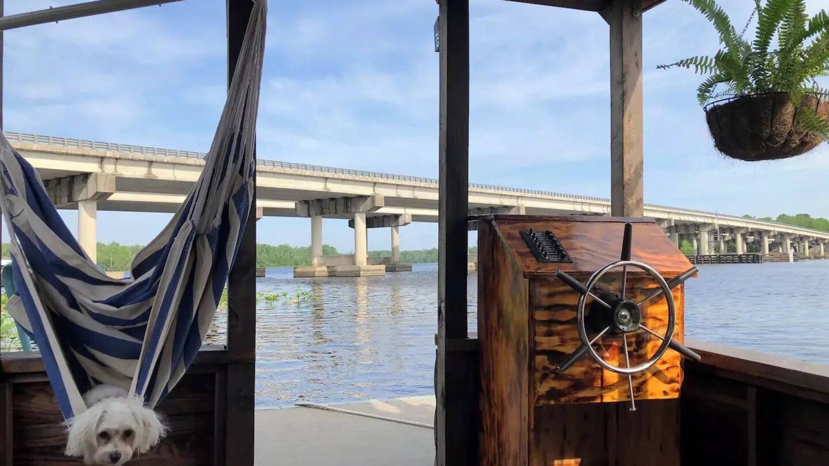 Sanford Boat Rental | Waterfront Tiny Houseboat Log Cabinn