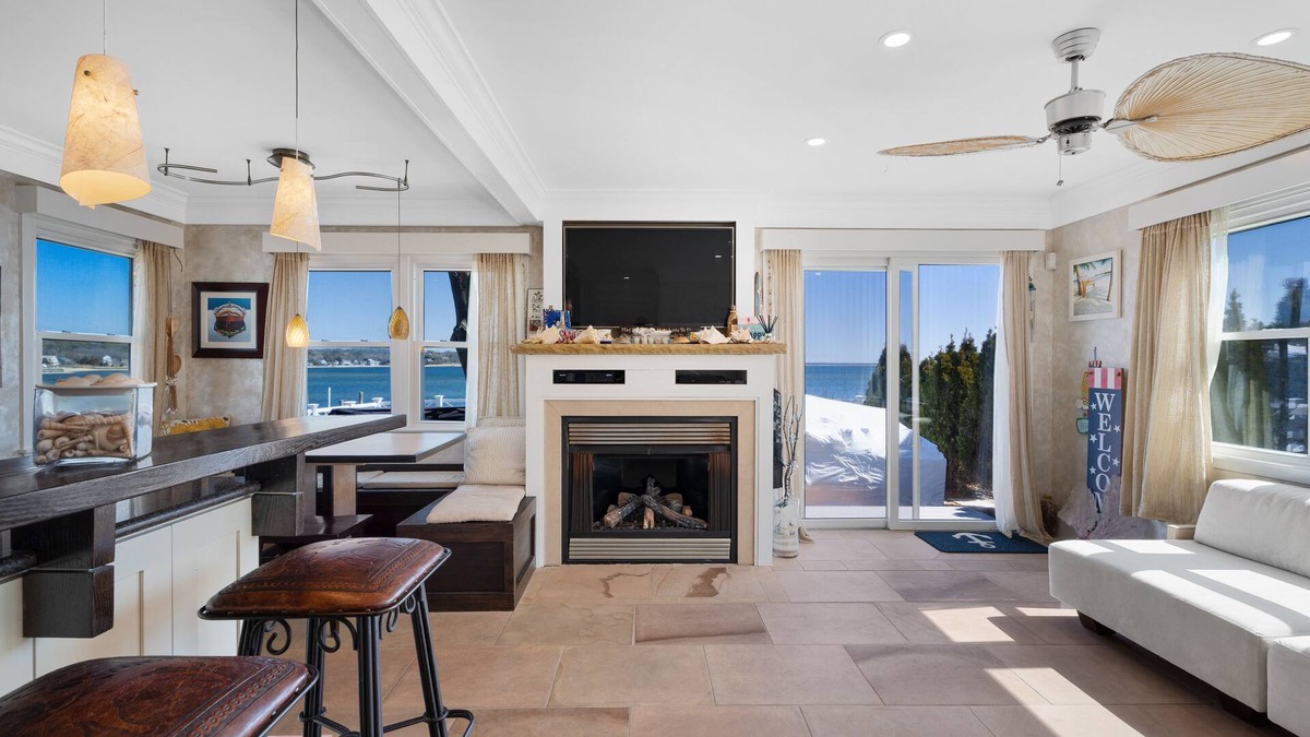 Hampton Bays House | WATERFRONT TOWNHOUSE - A SLICE OF HEAVEN