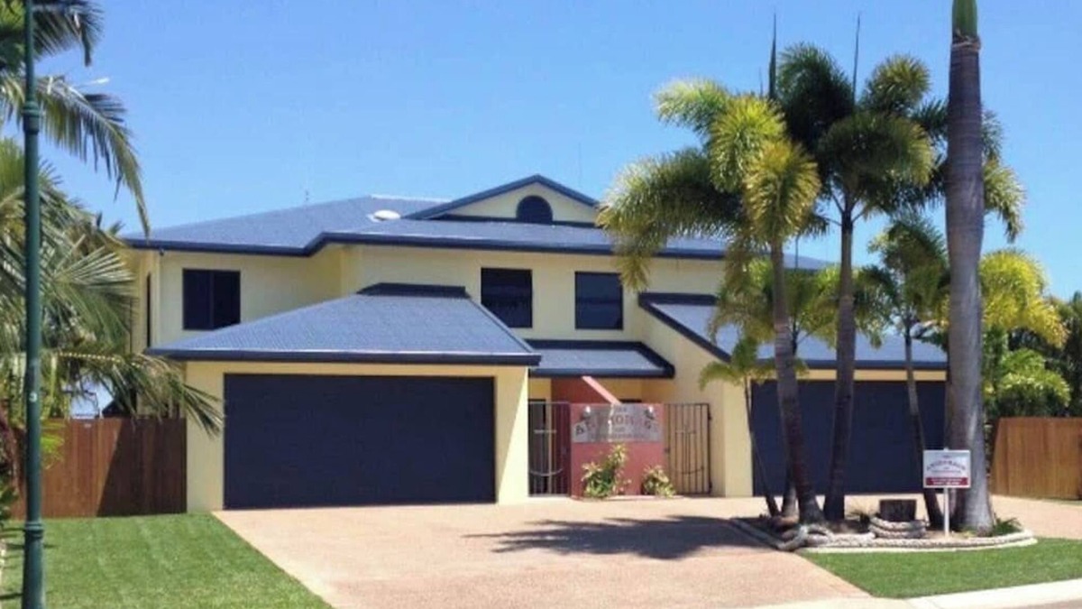 Cardwell House | Waterfront Townhouse at Marina Entrance !