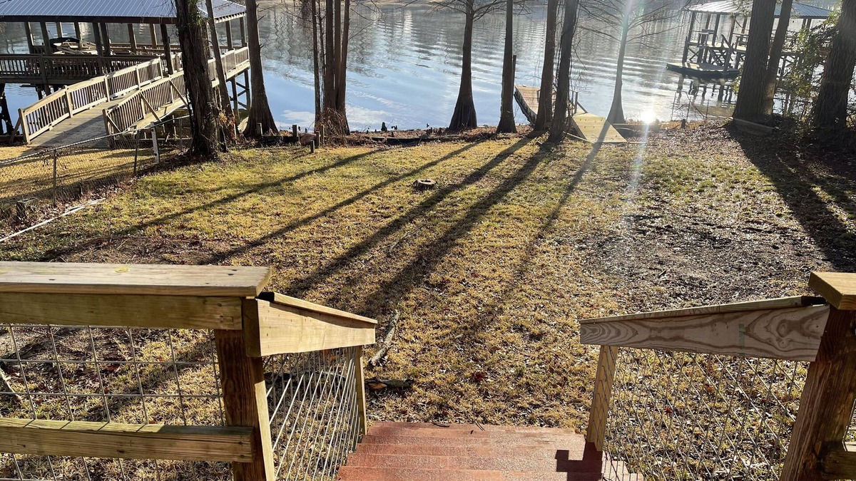 Negreet Cabin | Waterfront two bedroom cottage with ample parking