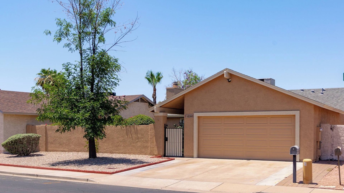 Dobson Ranch House | Waterfront Vacation Home Executive Rental-peaceful residential LAKE neighborhood