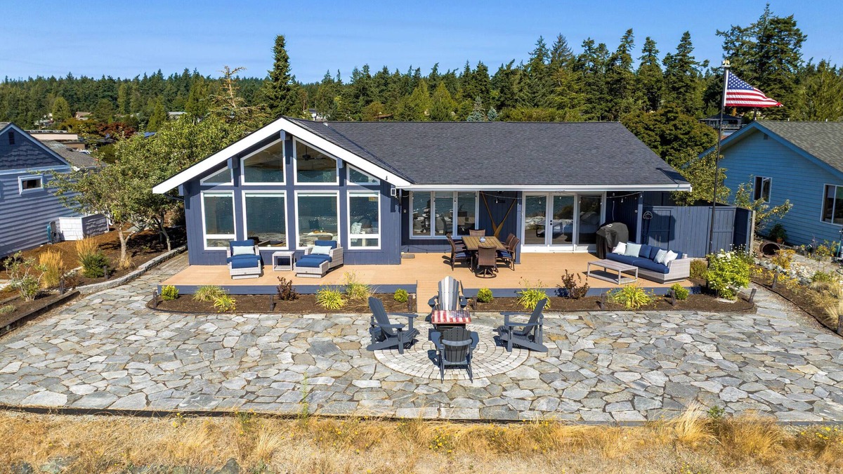 La Conner House | Waterfront View Retreat on Swinomish Channel – 2BR + Den - 30 Day Stay Min