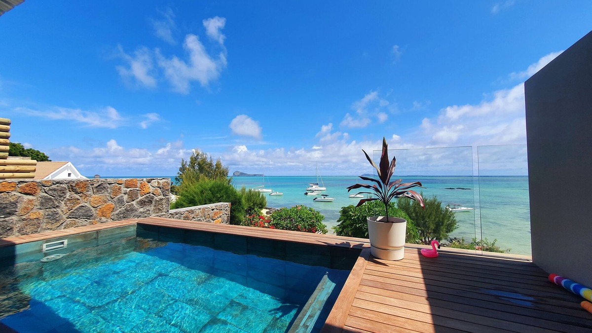 Calodyne Villa | WATERFRONT VILLA, HEATED POOL