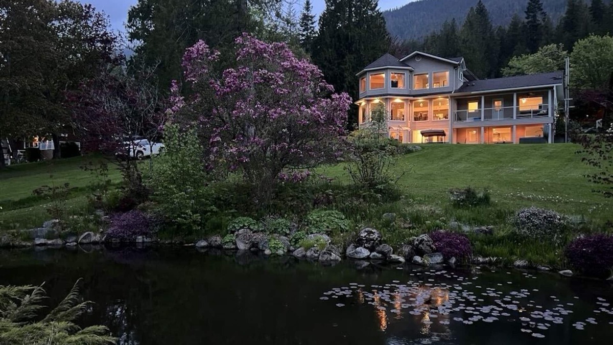 Nelson Villa | Waterfront Villa w/hot tub and private dock.