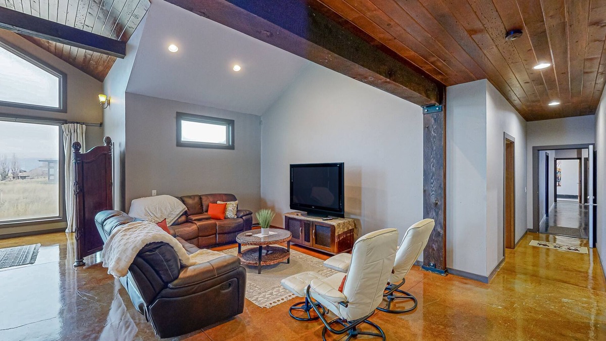 Dallesport House | Waterfront vineyard estate with private pool and incredible Gorge views