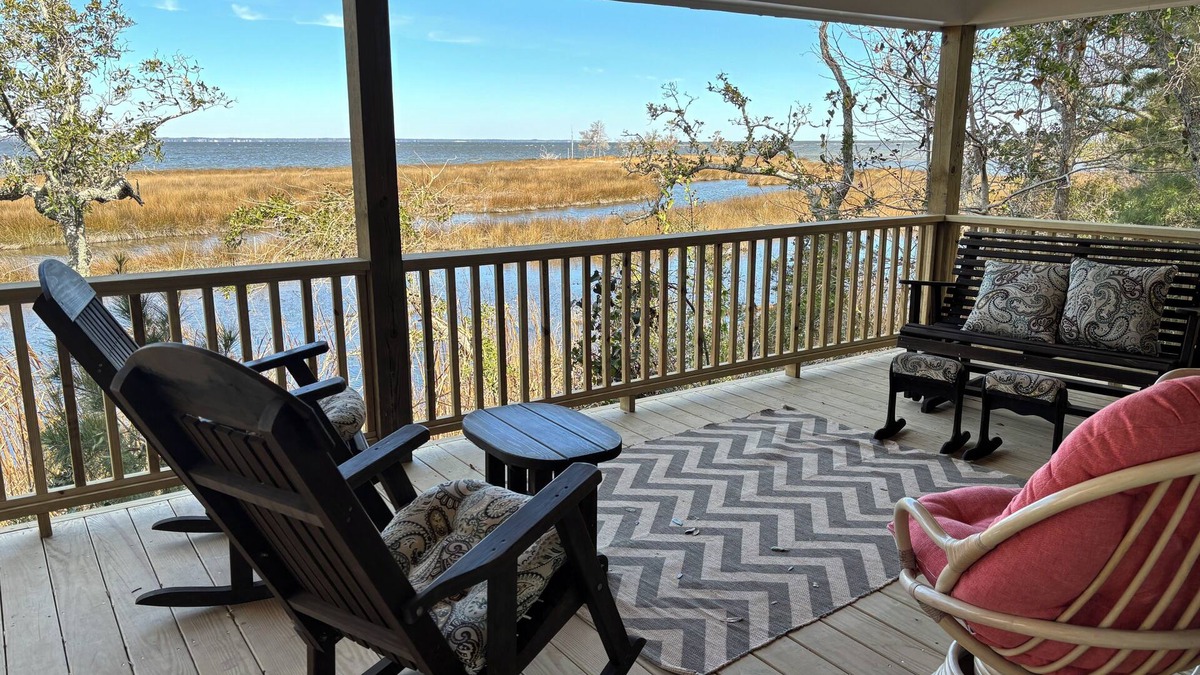 Beaufort House | Waterfront Waterway Home in Beaufort on the Neuse River, Family and Pet friendly