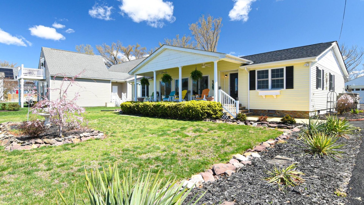 Colonial Beach House | Waterfront with spectacular view, close to restaurants and bars