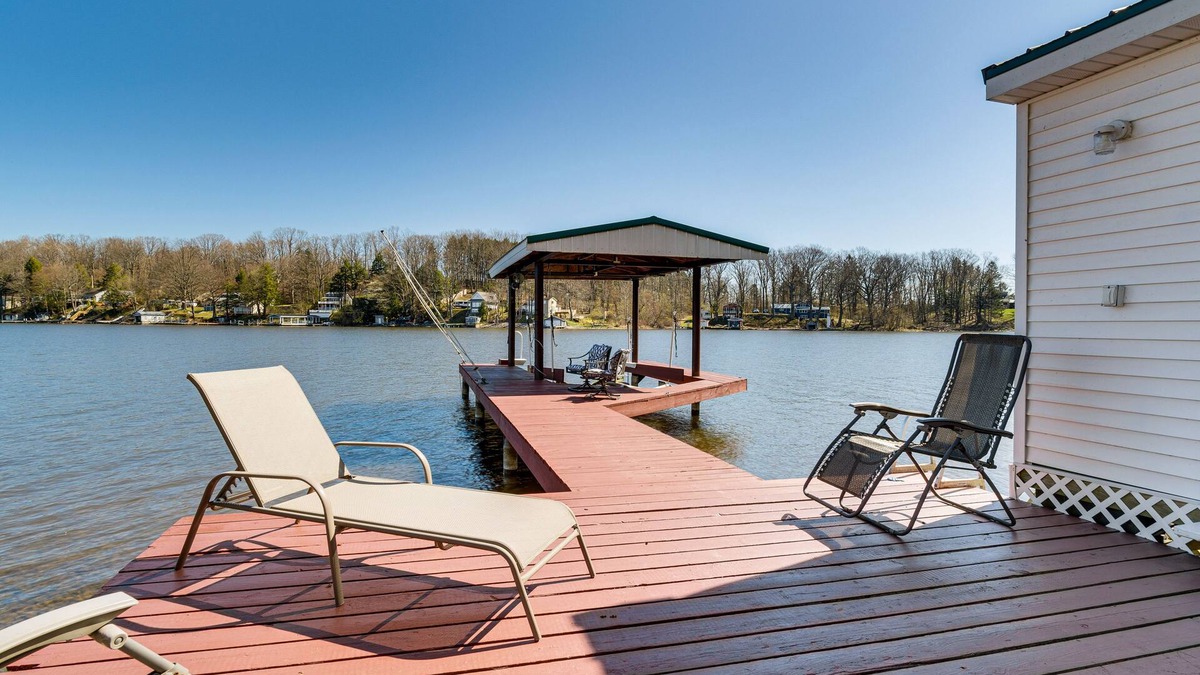 Wolcott Cottage | Waterfront Wolcott Vacation Rental w/Deck & Views