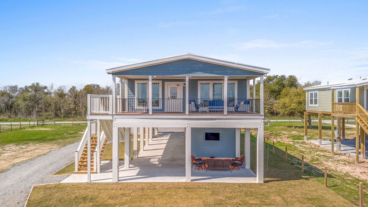 Hackberry House | Waterfront Wonderland Fishing and Pier Campn