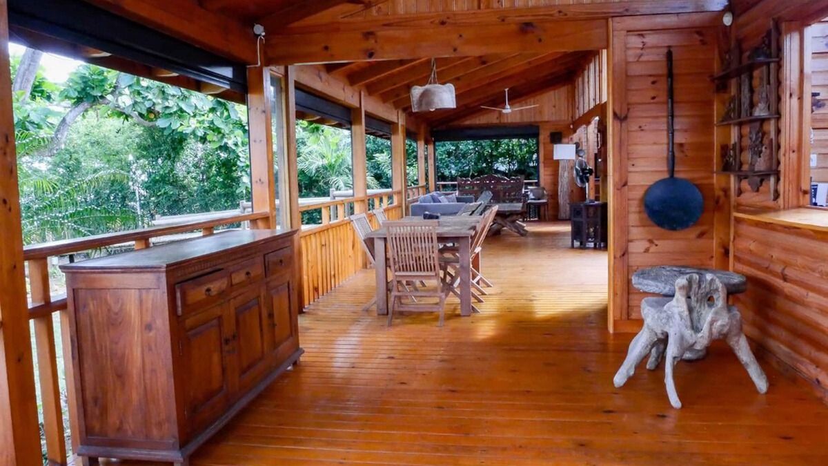 La Preneuse Ski Chalet | Waterfront wooden chalet overlooking the turquoise lagoon