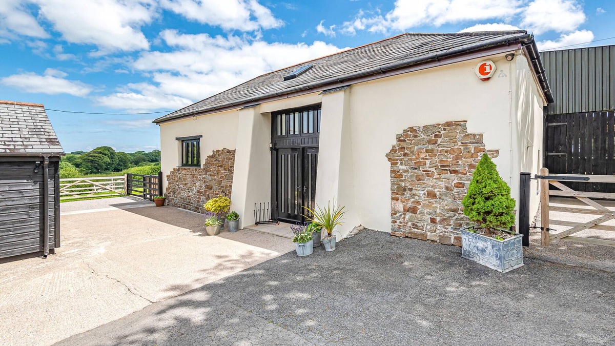 Bradworthy House | WATERLAND OLD BARN, pet friendly, with open fire in Bradworthy