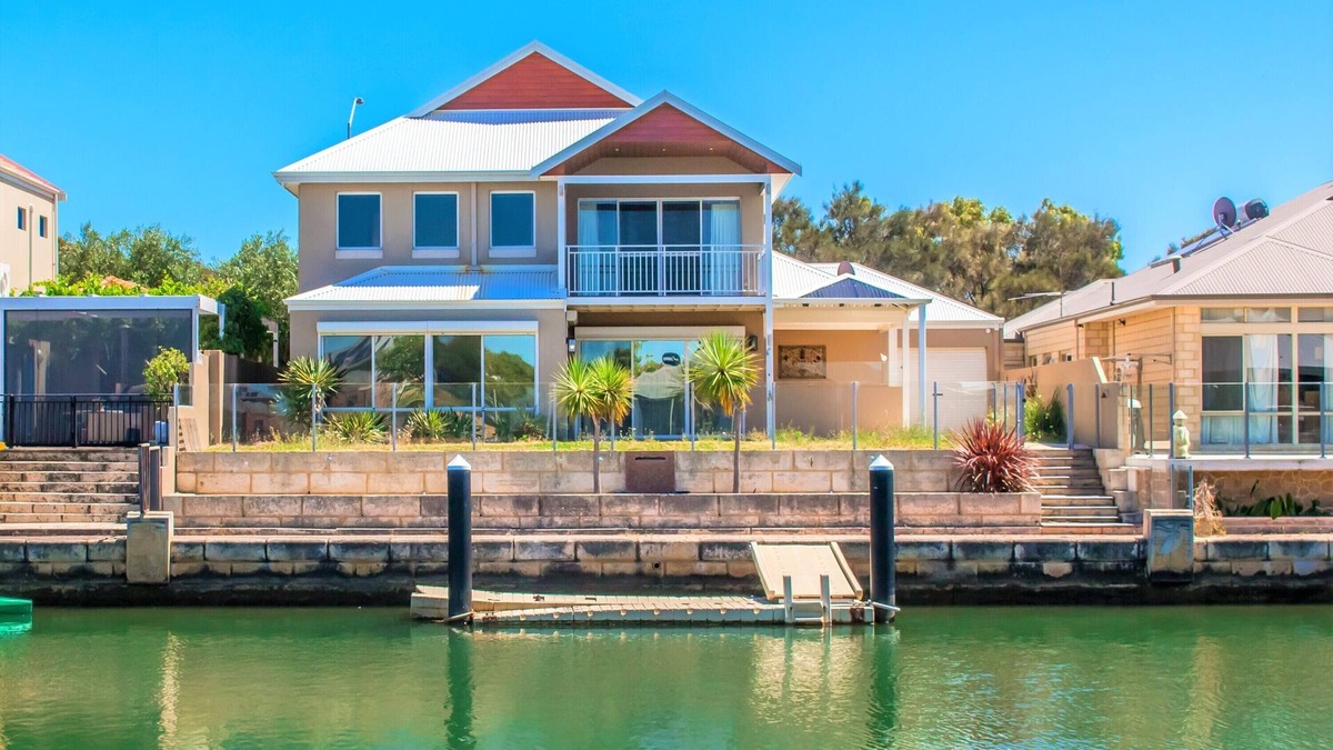 Dudley Park House | “WATERLILY HOUSE” - Luxury Mandurah Canal Holiday Home - Jetty, BBQ, Sleeps 14
