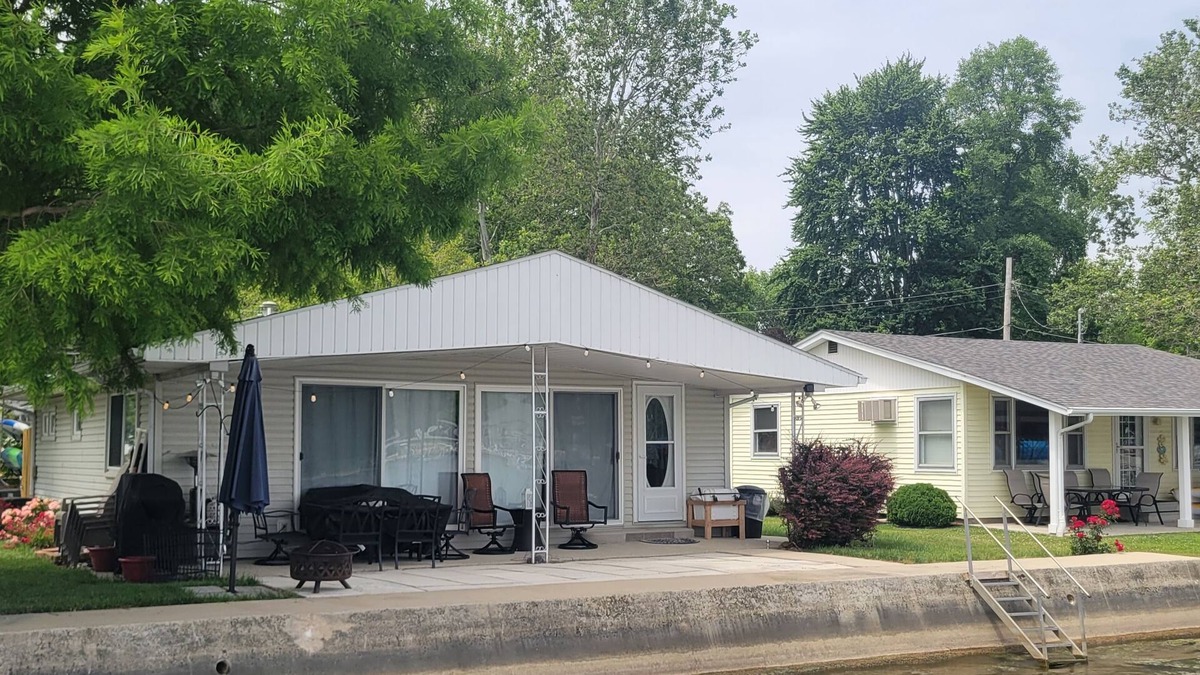 Pierceton House | Waters Edge Cottage on Big Barbee Lake!
