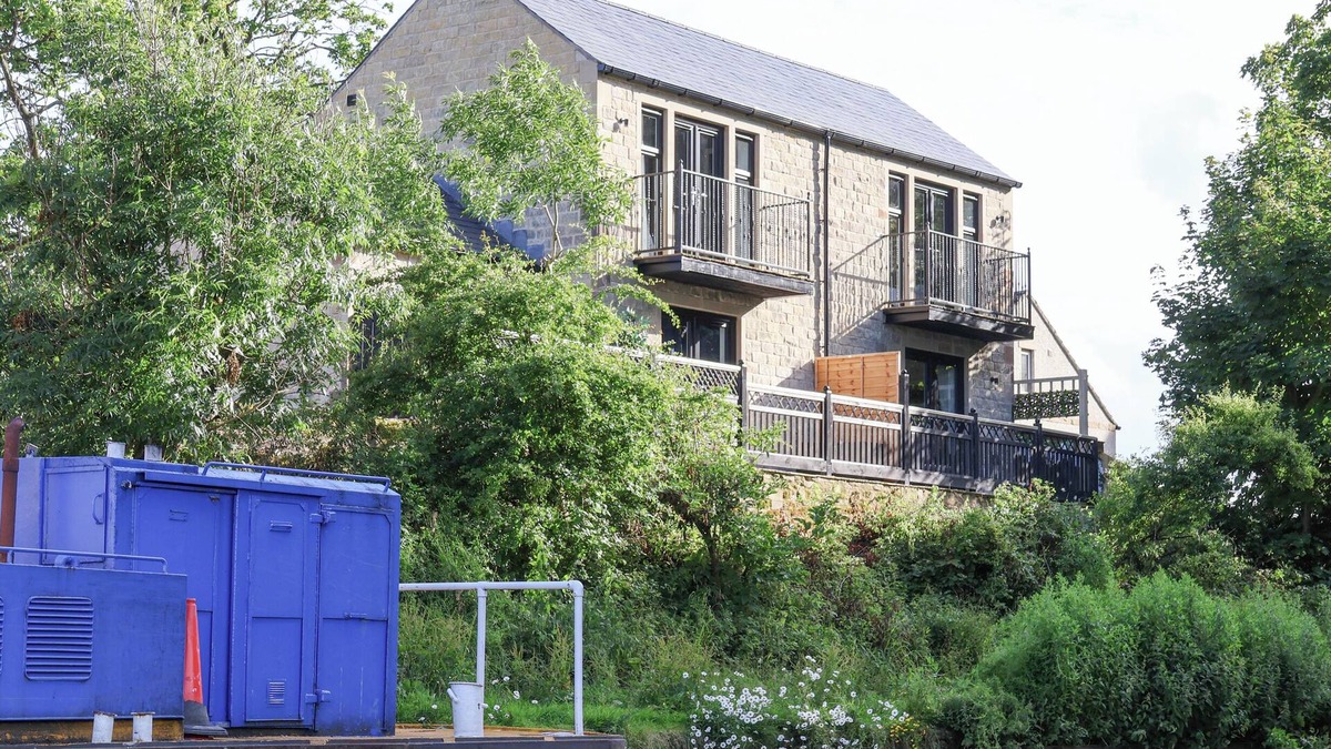 Gargrave Cottage | WATERS EDGE LOCK VIEW, pet friendly, with hot tub in Gargrave