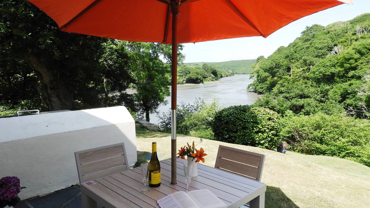 Mawgan Cottage | Waterside 16c Cottage Helford river: boat, garden, parking, no neighbours, view.