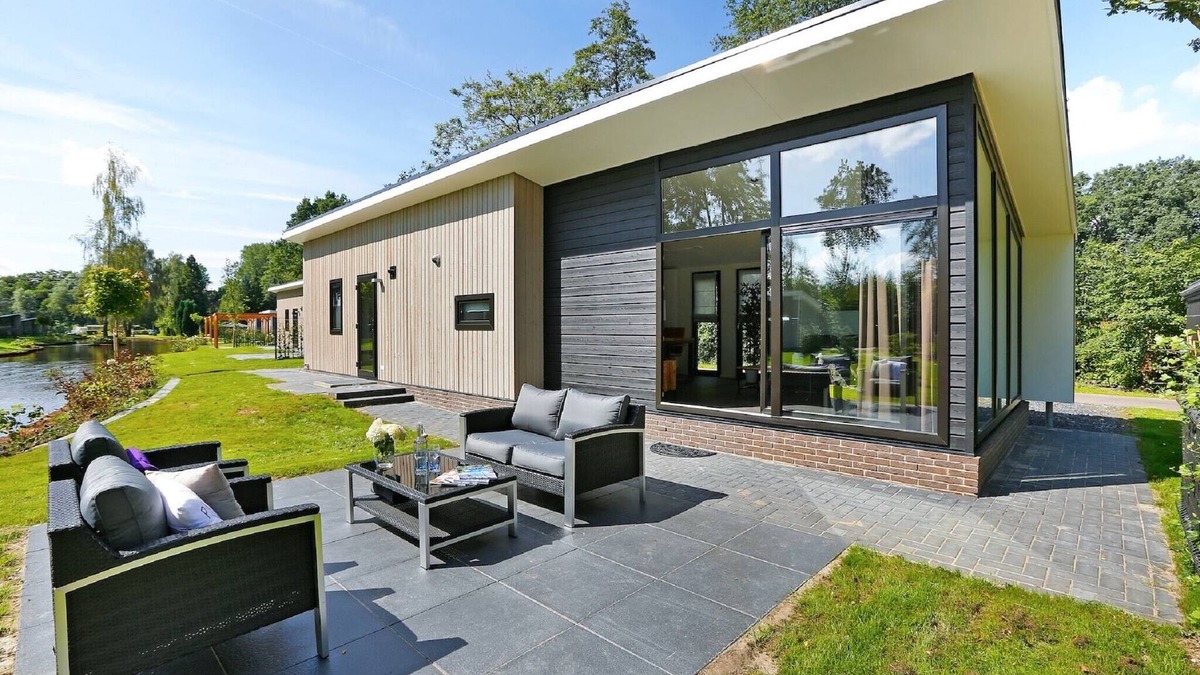 Lochem Ski Chalet | Waterside Bliss in Lochem