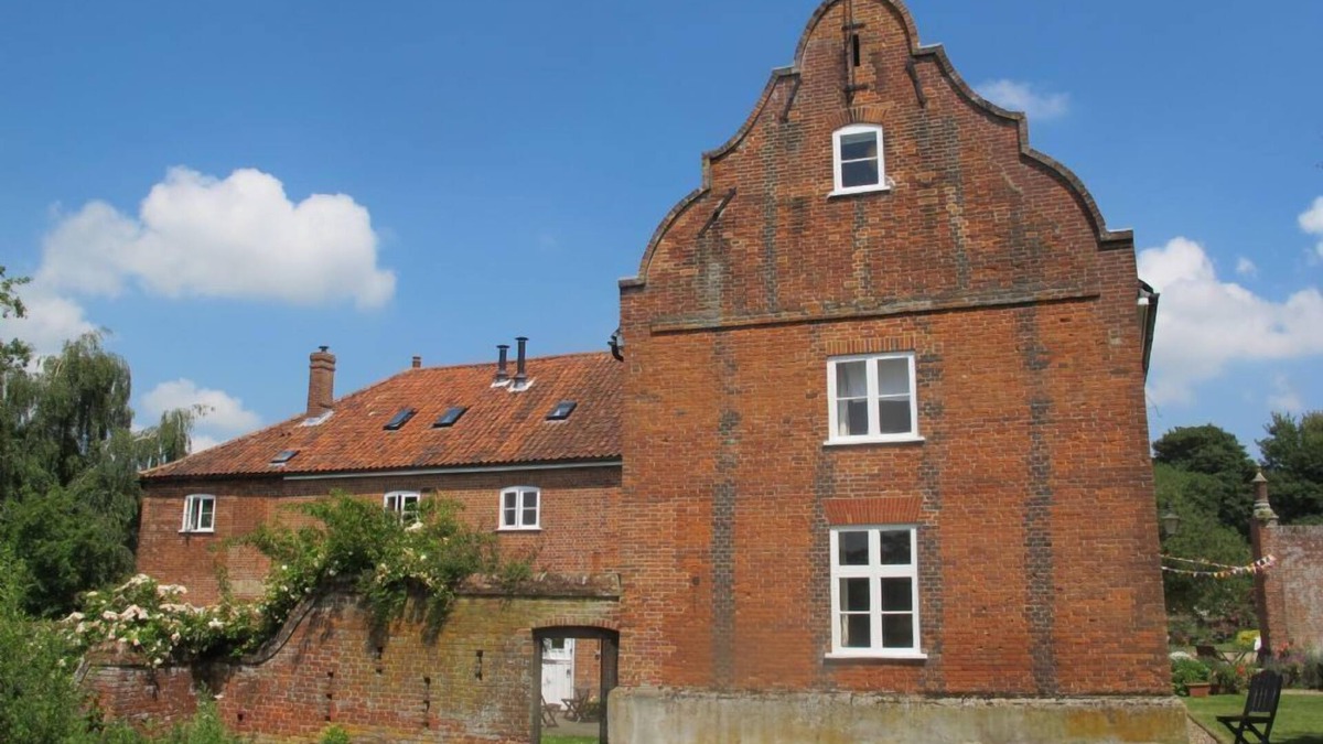Spixworth Cottage | Waterside Cottage - sleeps 8 guests in 3 bedrooms