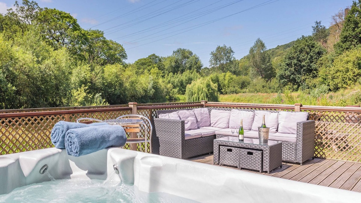 Rastrick Cottage | Waterside Lodge Sixteen - UK13038