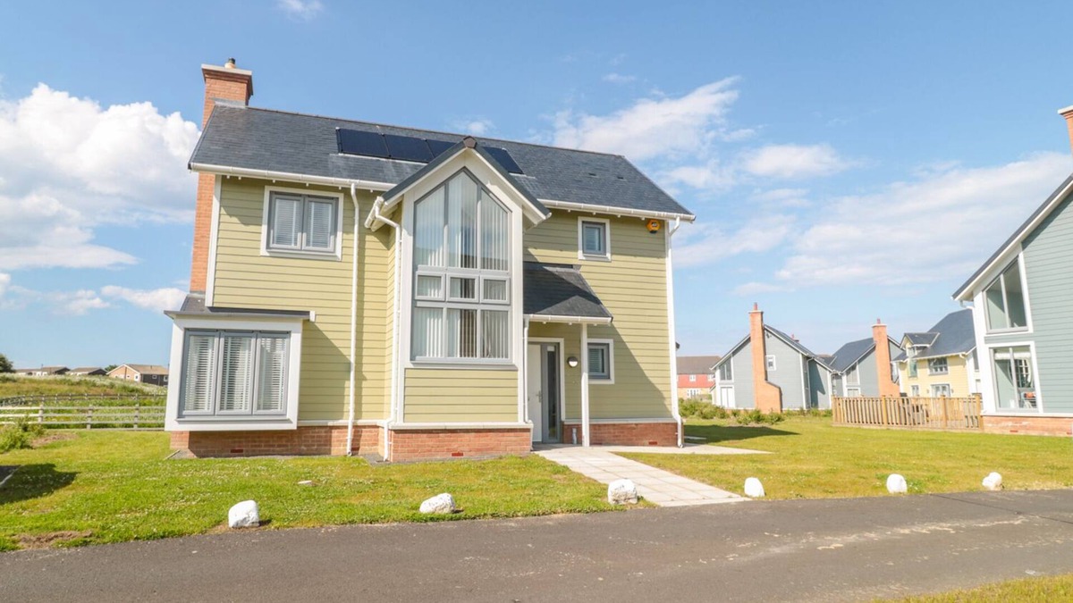 Beadnell House | WATERSIDE, pet friendly, country holiday cottage in Beadnell