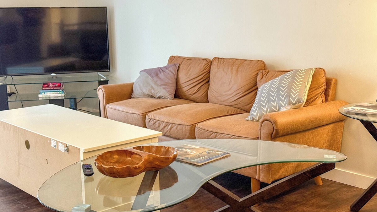 Sunnyside House | Waterside Retreat: 3-Bed Suite near Bow River