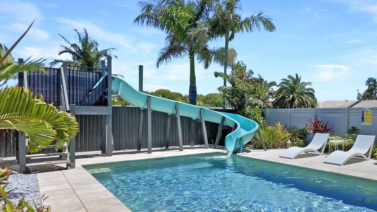 Parrearra House | Waterslide, Pool, Games Room ~Family Holiday~ Close to Beach Restaurants & Shops