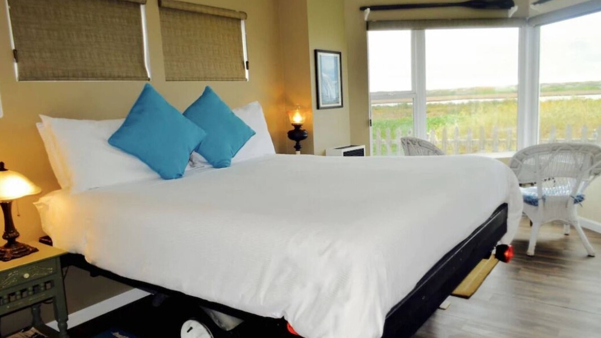 Moss Landing Hotel | WaterVeiw - 2-person Shower - Fireplace