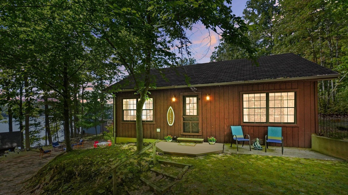 Le Roy Cottage | Waterview 2-bedroom cabin on Sunrise Lake in Le Roy with lake and WiFi access.
