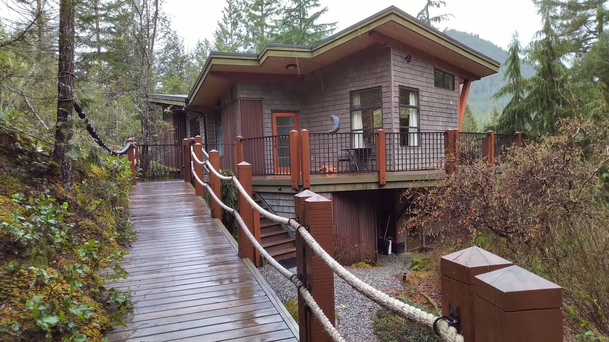 Madeira Park Cabin | Waterview Architectural Gem - Romantic Seclusion!