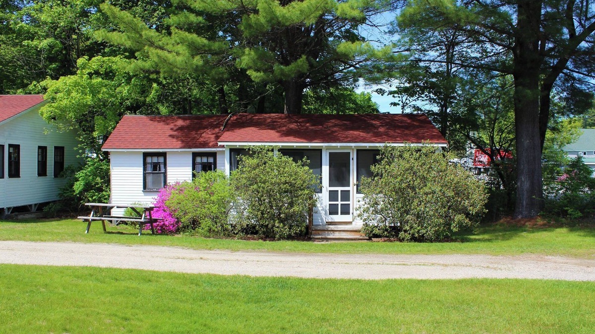 North Sebago Cottage | Waterview Cottage-Private Beach-Pets Welcome - Round Table Lodge, Sebago, Maine