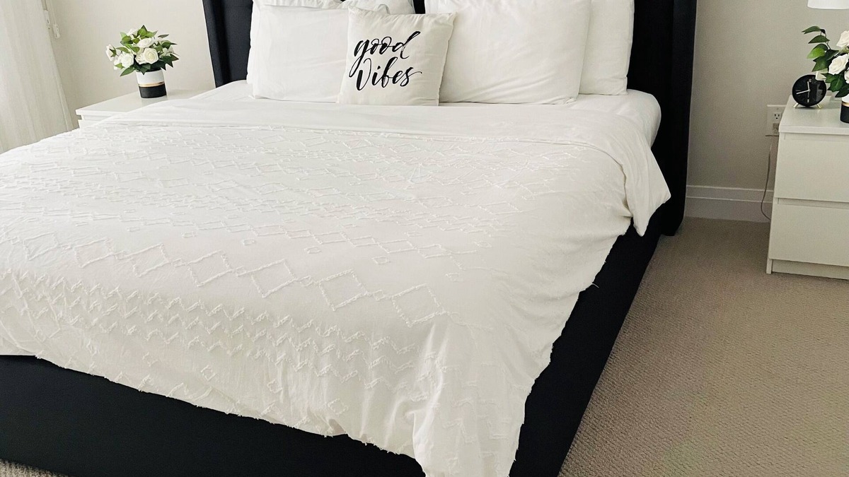 Welland Bed & Breakfast | Waterview Estates Luxurious Living 20 min to Niagara Falls. Backing to a water
