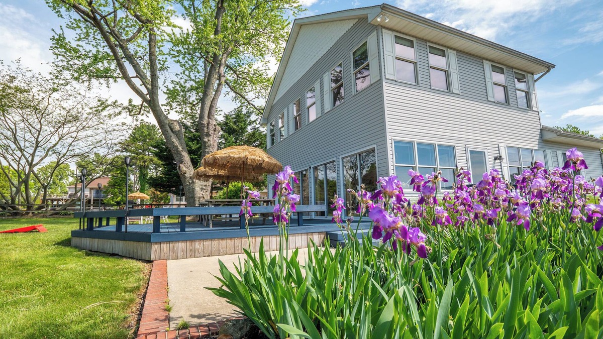 Stevensville House | Waterview Home by Kentmorr Marina, Beach Bar & Grill. Close to wedding venues.