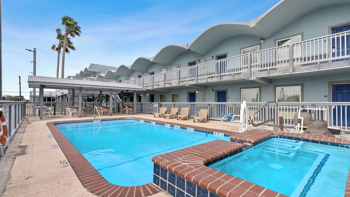 Rockport Hotel | Waterview King Suite Pool front, ground level