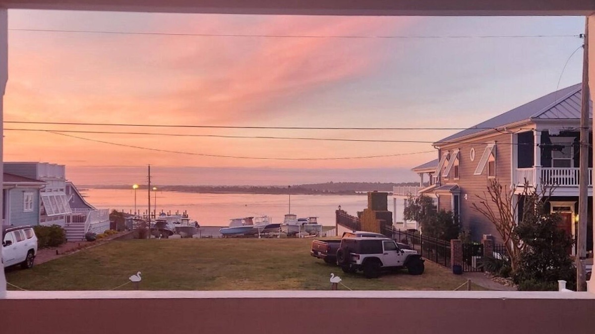 Swansboro Apartment | Waterview Swansboro Pelican #1. One block from everything! Cozy 1 Bdrm/1Bth.