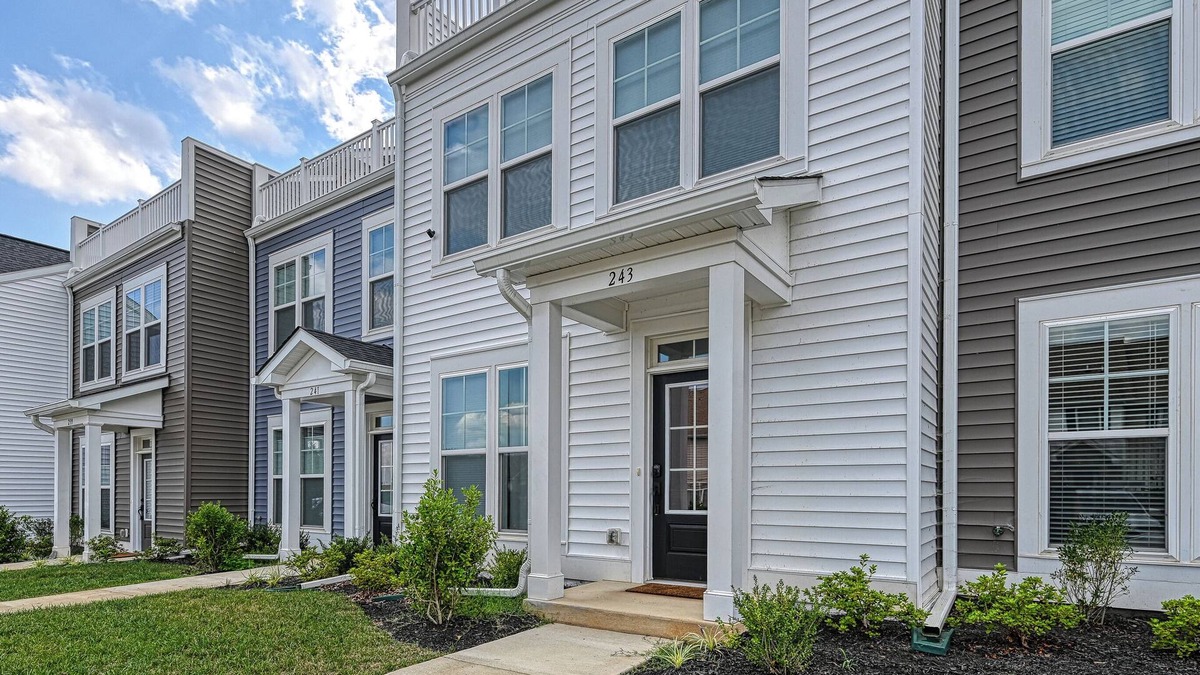 Mineral House | Waterview Townhouse within walking distance of Lake Anna Taphouse