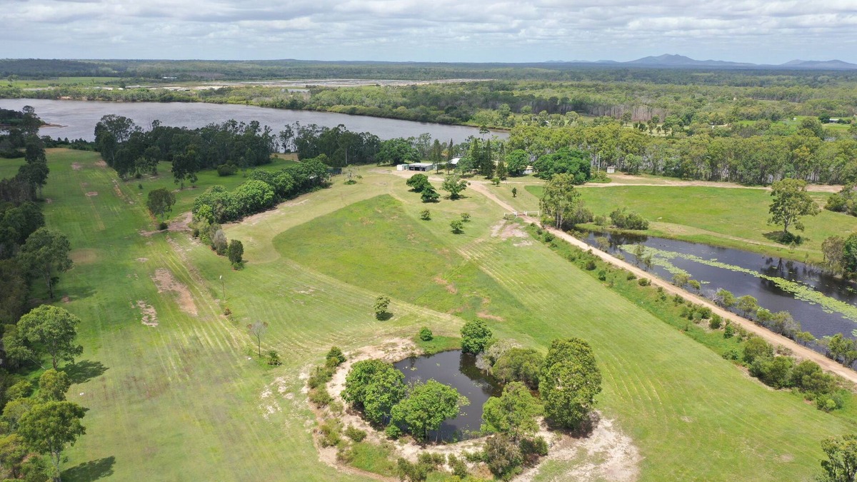 Baffle Creek Cottage | WaterviewCottage river front accommodation 1086 coast road Baffle Creek