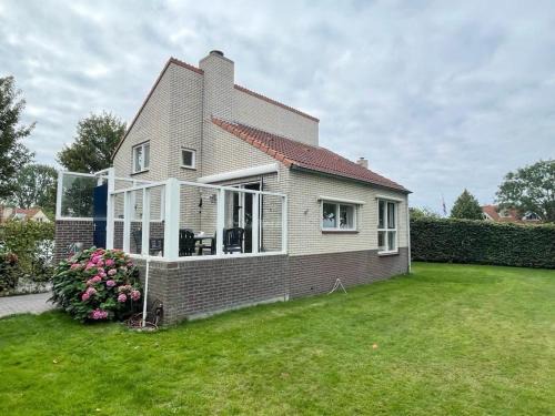 Langweer House | Watervilla de IJsvogel by Droomvilla