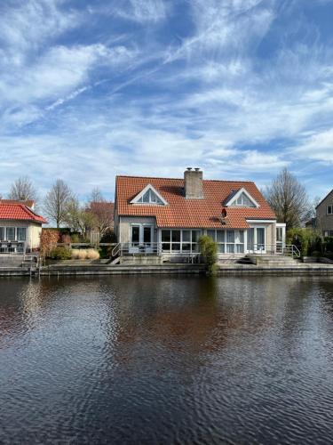 Langweer House | Watervilla de Karekiet by Droomvilla