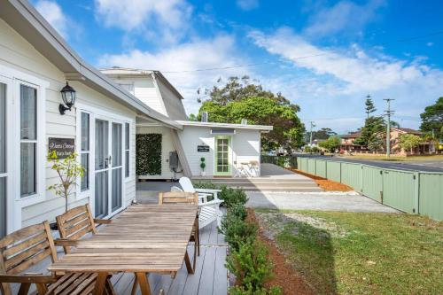 Callala Beach House | Watts Haus Pet Friendly 5 Mins Walk to Beach