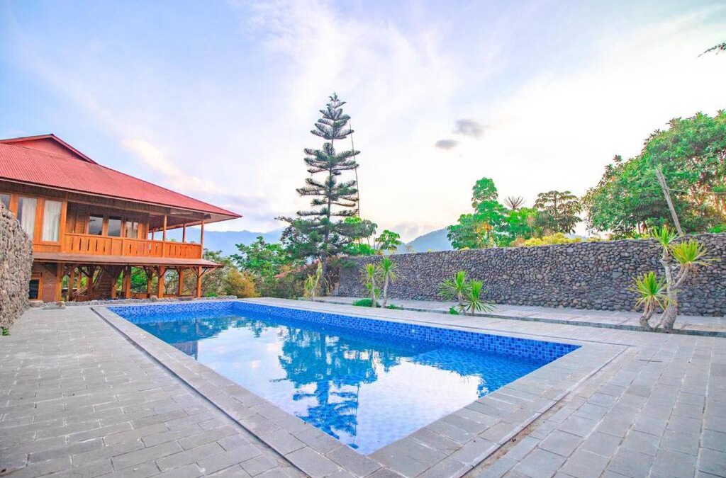 Sidomulyo Villa | Watu Emas 1 with Shared Pool and Balcony