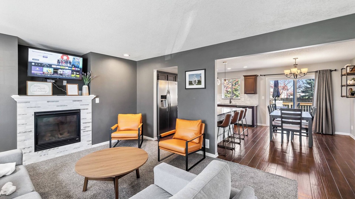 Waukee House | Waukee Retreat, nestled in the heart of the city, stylish and spacious house.