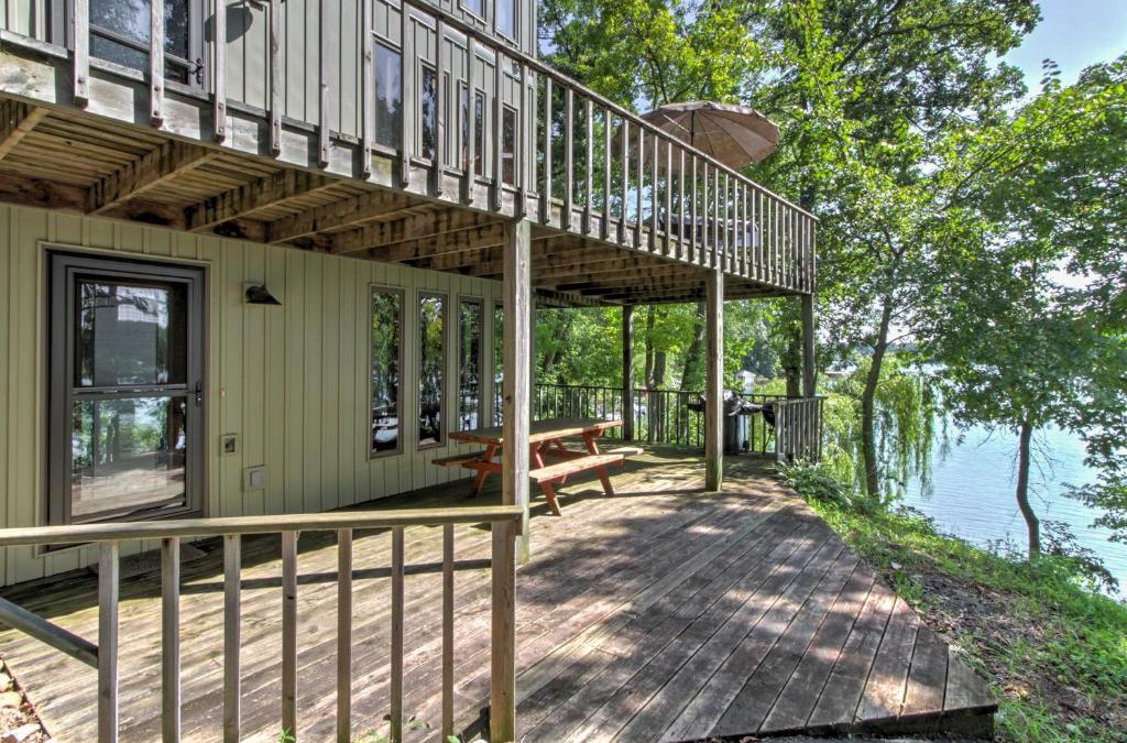 Pine River House | Waupaca Lakefront Home with Pool Table and Dock!