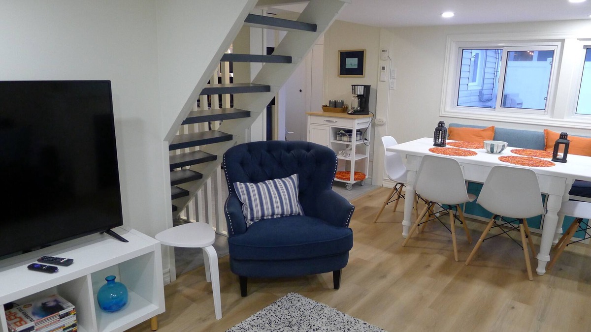 Port Dover Cottage | Wave House - 2 bedroom+Patio+BBQ+Wifi+short walk to DT & beach
