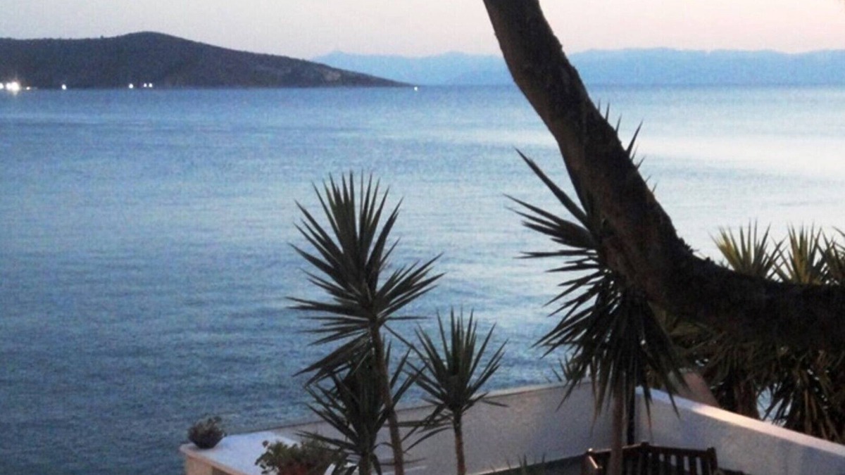 Salamis House | Wavedance Accommodation (Estia)