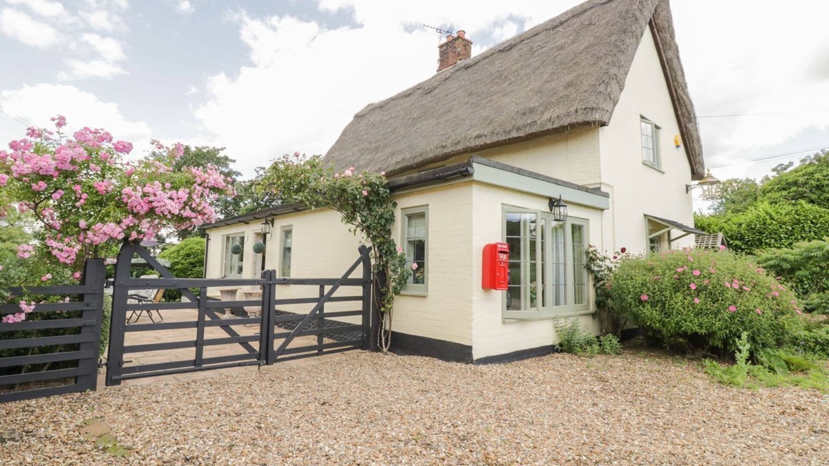 Weybread Cottage | WAVENEY COTTAGE, pet friendly, character holiday cottage in Harleston