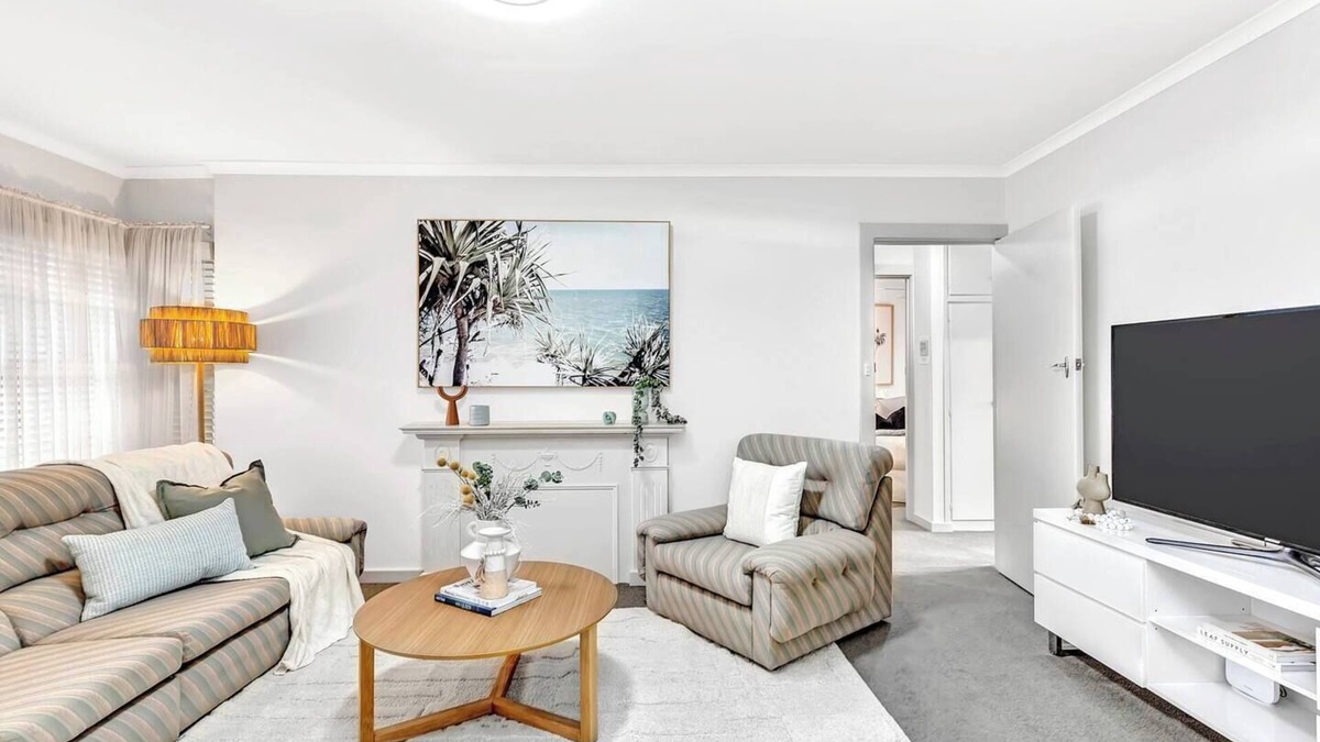 Glenelg North House | Waves and Walks Close to Beach and Local Boutiques