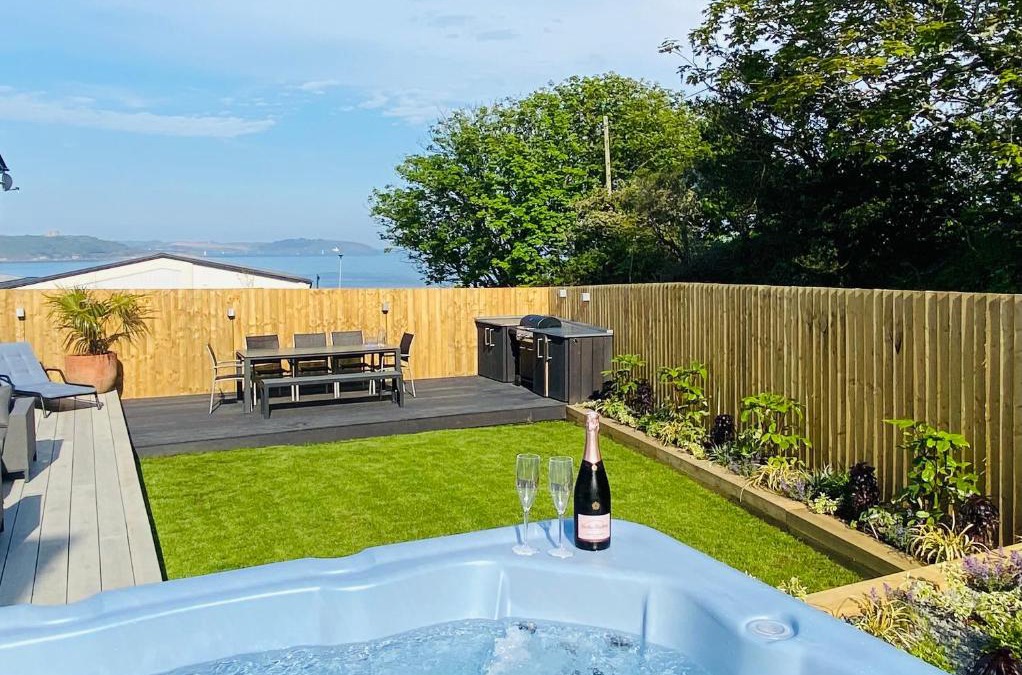 Maenporth House | Waves Falmouth-hot tub games room very close to Swanpool beach and Falmouth GC