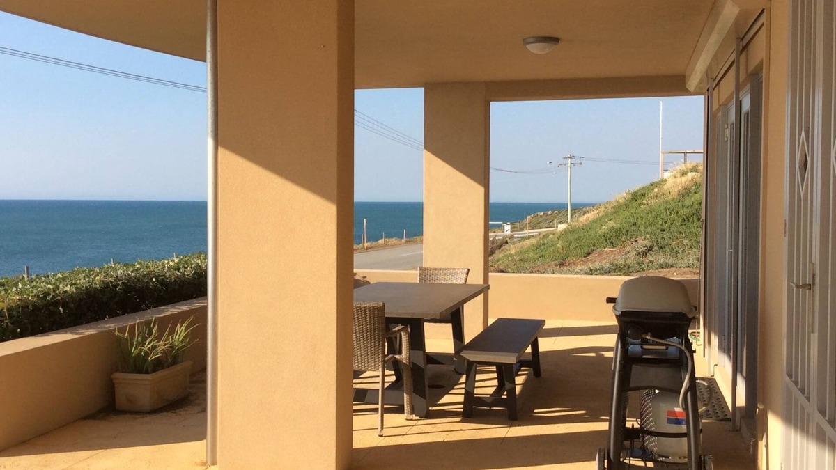 Falcon Apartment | Waves on Falcon - Ocean view Apartment